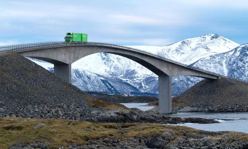 Bring truck op brug